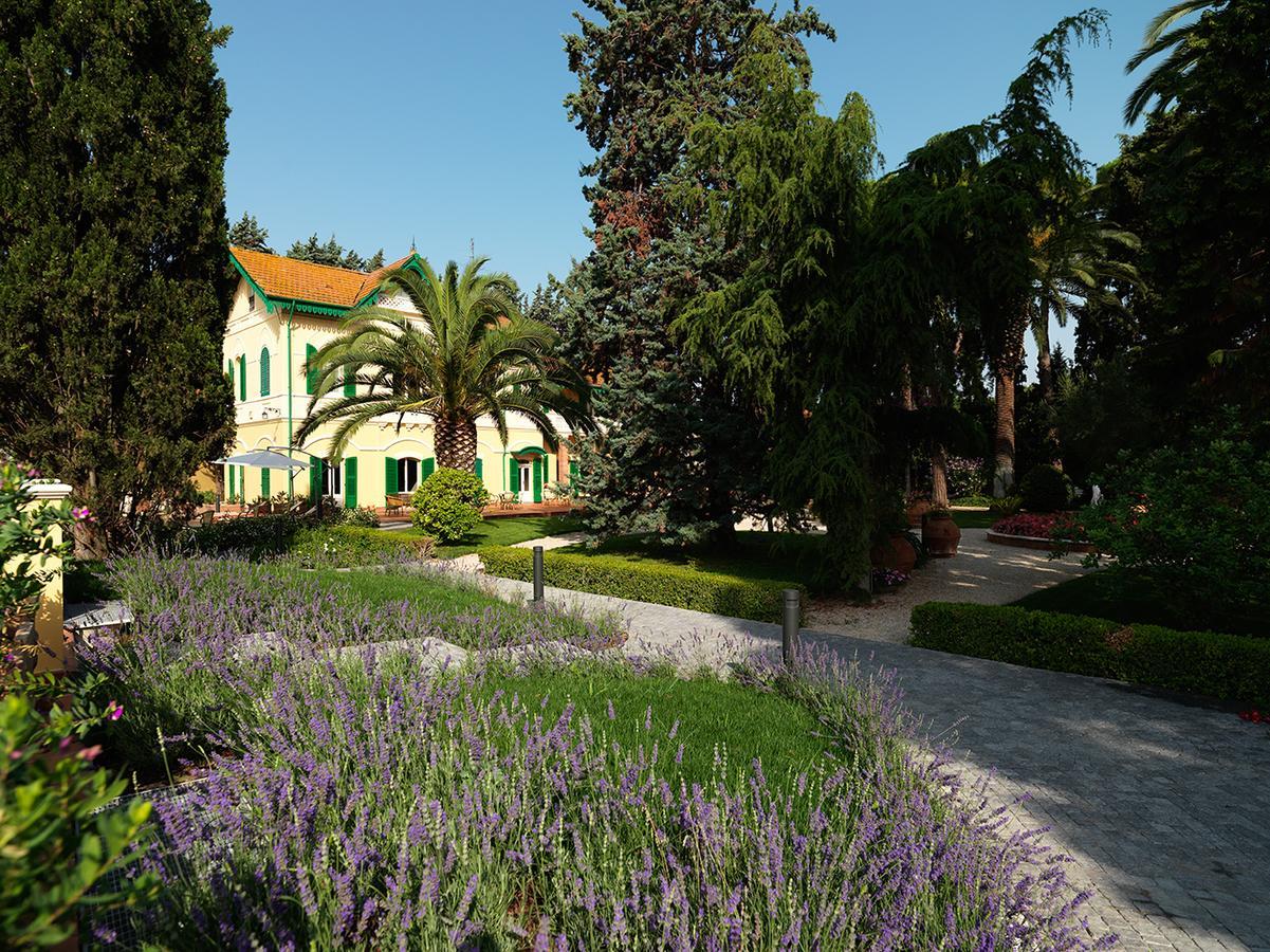 Villa Rosella Resort Roseto Degli Abruzzi Esterno foto